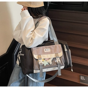 Dettaglio della borsa da viaggio multifunzionale con tasca trasparente e color-block