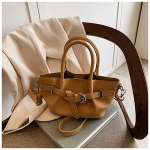 Détail du sac seau plissé jaune avec garnitures argentées et une longue bandoulière réglable