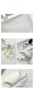 Détail du sac en cuir litchi blanc avec ferrures argentées et pendentif tulipe
