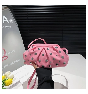 Dettaglio borsa a nuvola increspata rosa con borchie metalliche e tracolla sottile