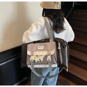 Dettagli della borsa da viaggio con scomparto laterale per scarpe e fibbie anteriori
