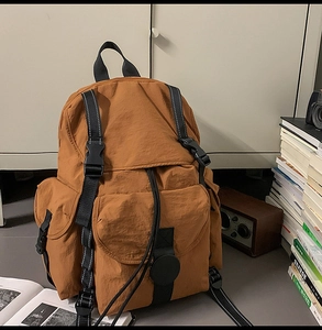 Mochila cargo caramelo de nailon con correas de hebilla negra y bolsillos laterales