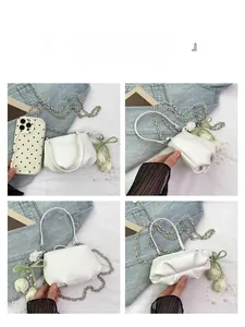 Détails du sac seau blanc avec chaîne argentée et accessoire de charme en tulipe