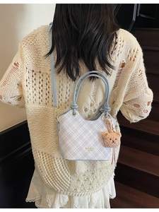 Borsa a secchiello a quadretti bianchi e blu con ciondolo a forma di orso e tracolla in pelle