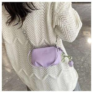 Vue détaillée du sac bandoulière lilas avec breloque tulipe et texture grainée