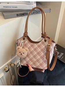 Borsa tote a quadri rosa con cinturini in pelle marrone e ciondolo orsetto di peluche
