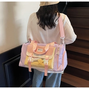 Dettaglio borsa da viaggio multicolore con tasche con fibbia e scomparto laterale