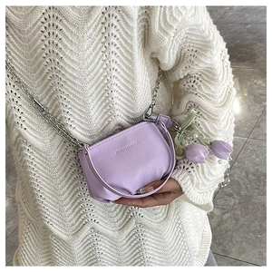 Vue détaillée du mini sac seau lilas en cuir grainé avec pendentif tulipe et chaîne