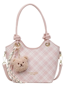Borsa a secchiello a scacchi rosa con ciondolo a orso e tracolla vista frontale
