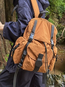 Mochila para exteriores marrón caramelo impermeable con múltiples bolsillos en bosque