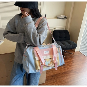 Dettaglio borsa da viaggio patchwork con tasca a stella trasparente e manici robusti