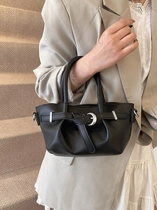 Sac seau plissé noir tendance avec boucles métalliques et poignées supérieures rondes
