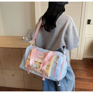 Dettaglio della borsa da viaggio color macaron in tessuto nylon e design multitasche