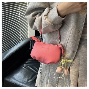 Détails du sac seau rose embossé avec chaîne argentée et charm fleur et perle