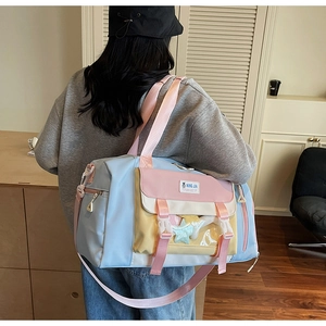 Dettaglio borsa da viaggio macaron con tasca in PVC trasparente e stelle colorate