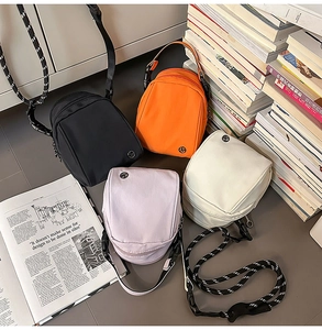 Minibolsos bandolera de nailon en cuatro colores con correas de hombro trenzadas