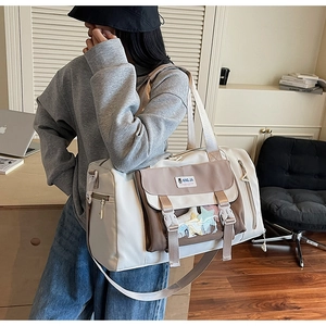 Dettaglio della borsa da viaggio capiente con design patchwork e tasche multifunzionali