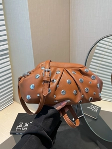 Borsa a tracolla marrone in pelle con borchie e design arricciato a forma di dumpling