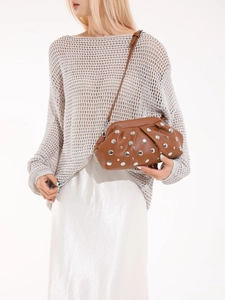 Borsa a tracolla in pelle caramello con rivetti e design a pieghe per donna trendy