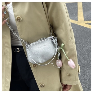 Détail du sac à chaîne argentée avec pendentif tulipe rose et bijou en perle