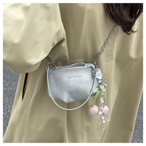 Sac seau argenté avec bandoulière chaîne et charm fleurs roses et perles