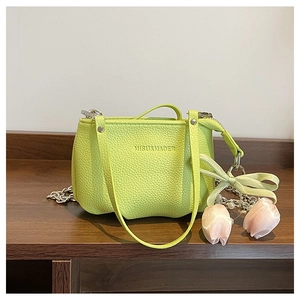 Détail du sac vert citron en cuir grainé avec pendentif tulipe perlée et fermeture éclair