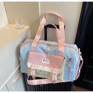 Borsa da viaggio blu su valigia con spalline rosa e tasca trasparente con stelle