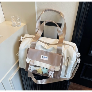 Borsa da viaggio fissata al manico della valigia con pratica tasca anteriore a fibbia