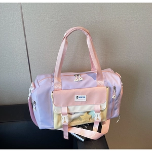 Dettaglio della borsa da viaggio patchwork macaron con tasca anteriore trasparente