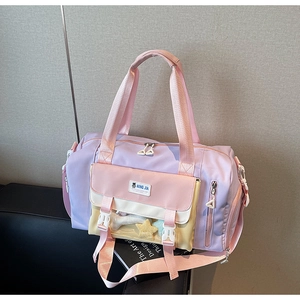 Dettaglio borsa da viaggio tricolore con tasca in PVC trasparente e ciondoli di peluche