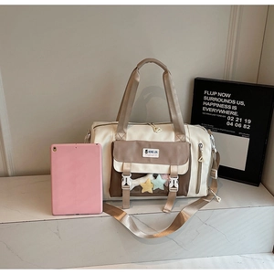 Dettaglio della borsa da viaggio con tasche anteriori e cuciture a contrasto