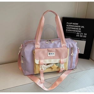 Dettaglio della borsa da viaggio multifunzionale in nylon lilla con tasca trasparente a stelle