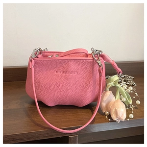 Vue détaillée du sac seau en cuir rose avec charm tulipe et détails argentés