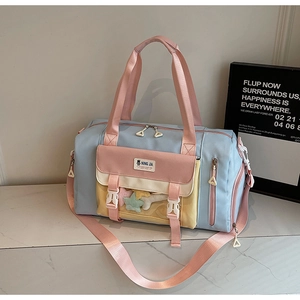 Dettaglio borsa da viaggio in nylon con spalline rosa pastello, blu e tasca gialla