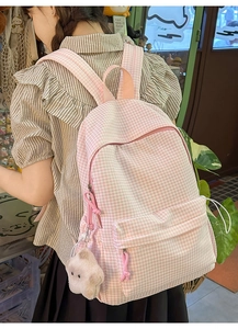 Sac à dos à carreaux roses avec pendentif étoile en peluche dans une boutique