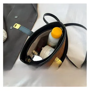 Vue intérieure du sac matelassé marron et noir montrant un grand espace de rangement