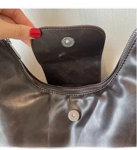 Dettaglio della borsa tote in pelle testa di moro con chiusura magnetica e cuciture