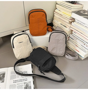 Bolsos bandolera de tendencia en cuatro colores con textura de nailon y correa ajustable