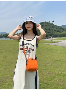 Bolso bandolera de nailon naranja con correa ajustable y doble cremallera al aire libre