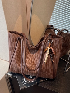 Large Capacity Women Woven PU Leather Tote Bag Retro Shoulder Bag With Bead Pendant Daily Commute School Work Handbag