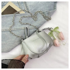 Détail d'un sac seau argenté avec breloques tulipes en perles et bandoulière chaîne
