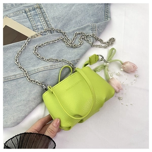 Vue détaillée du mini sac vert néon avec chaîne argentée et charm tulipe en perles