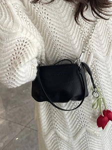 Sac bandoulière élégant en cuir noir avec chaîne argentée et breloque tulipe