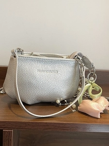 Mini sac seau argenté avec texture grainée, breloques perles et nœud décoratif