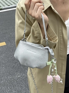 Sac seau en cuir argenté texturé avec bandoulière chaîne et charm perle floral