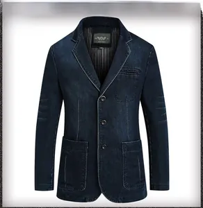 Détails de la veste en jean bleu foncé avec col à revers et coutures délavées