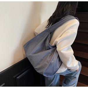 Détails de la texture du sac cabas en toile à carreaux bleus et grande capacité