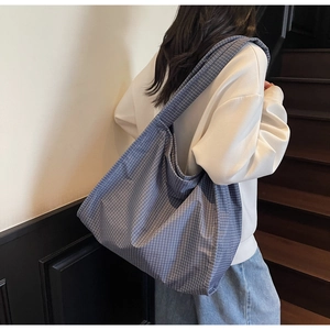 Détail du grand sac cabas à carreaux bleus montrant la texture en coton et la bandoulière