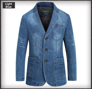 Détail à plat du blazer en jean bleu clair avec revers crantés et trois boutons devant