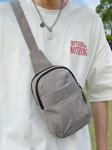 Bolso de pecho minimalista de nailon gris para hombre y mujer con correa ajustable